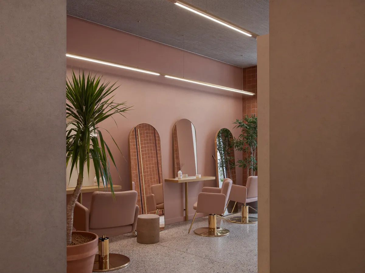 The pink arrival room with brass mirrors
